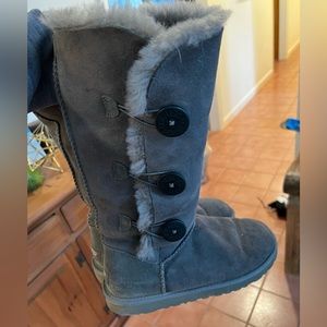 Ugg size 9 boots. One broken button